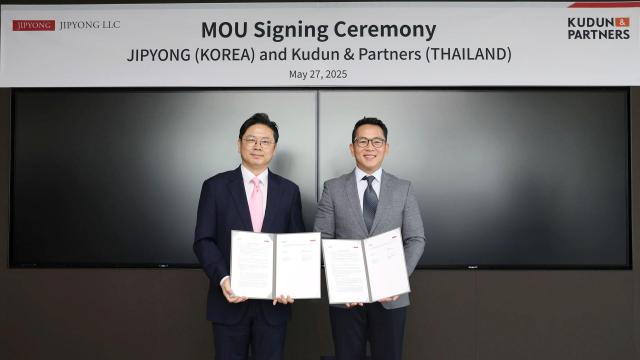 MOU 체결 후 기념촬영을 하고 있는 지평 이행규 대표변호사좌 Kudun Partners 구둔 수쿠마난다 대표변호사우 사진법무법인 지평