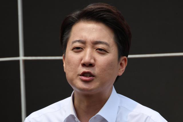 이준석 개혁신당 대선 후보가 사전투표를 하루 앞둔 28일 서울 여의도공원에서 유세를 마친 뒤 취재진의 질문에 답하고 있다 사진연합뉴스