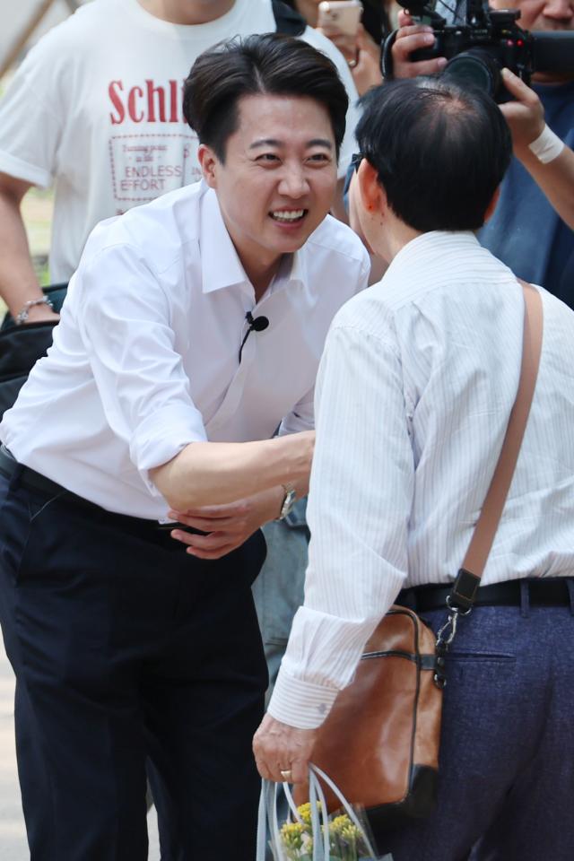 이준석 개혁신당 대선 후보가 28일 서울 여의도공원에서 산책을 하는 시민들을 만나 지지를 호소하고 있다 사진연합뉴스