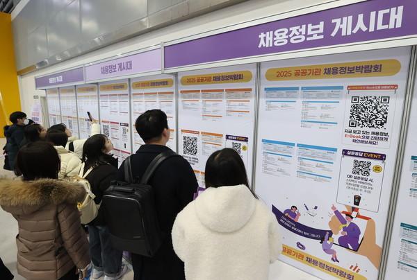 [밀려난 2040] 기피 업종은 인력난, 2040은 취업난…기업 회복·세대 공존이 '열쇠'