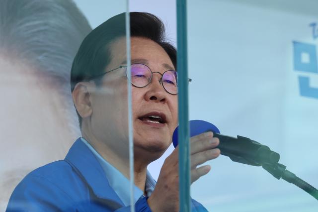 더불어민주당 이재명 대선 후보가 26일 수원시 팔달구 팔달문 영동시장에서 열린 집중 유세에서 시민들에게 지지를 호소하고 있다사진연합뉴스