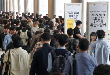 [밀려난 2040] 경제허리·사회초년생 갈 곳 잃었다…얼어붙은 경제에 쪼그라든 일자리 