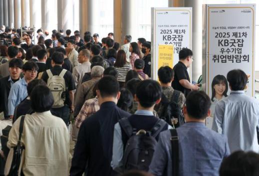 [밀려난 2040] 경제허리·사회초년생 갈 곳 잃었다…얼어붙은 경제에 쪼그라든 일자리 