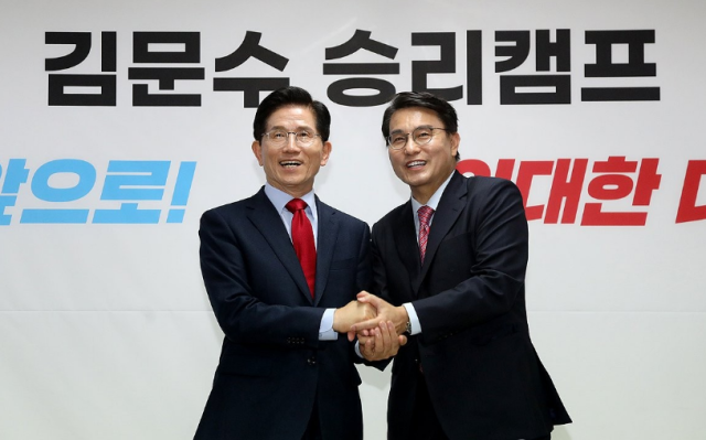 윤상현 국민의힘 의원오른쪽이 지난달 말 김문수 당시 당 대선 경선 후보 사무실인 서울 여의도 대하빌딩을 찾아 지지 선언을 하고 손을 맞잡았다 사진연합뉴스
