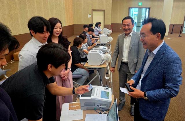윤병태 나주시장이 28일 빛가람동 사전 투표소를 찾아 관계자들을 격려하고 있다 사진나주시