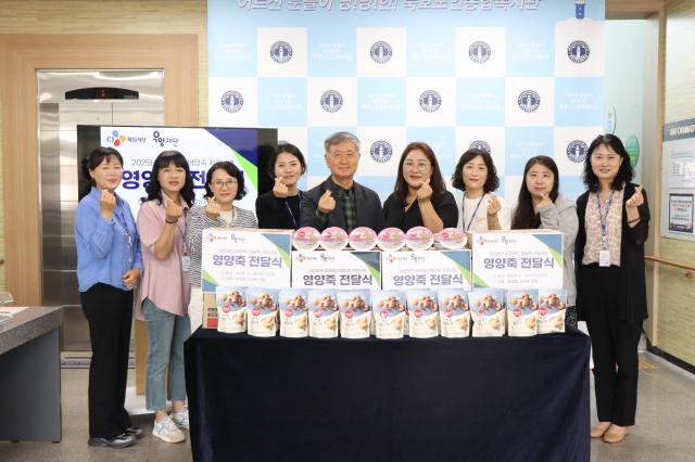 동해시 묵호노인종합복지관이 우양재단이 주관하는 2025년 영양죽 지원사업에 선정되어 지역 어르신들에게 영양 가득한 죽을 전달하고 있다 사진묵호노인종합복지관