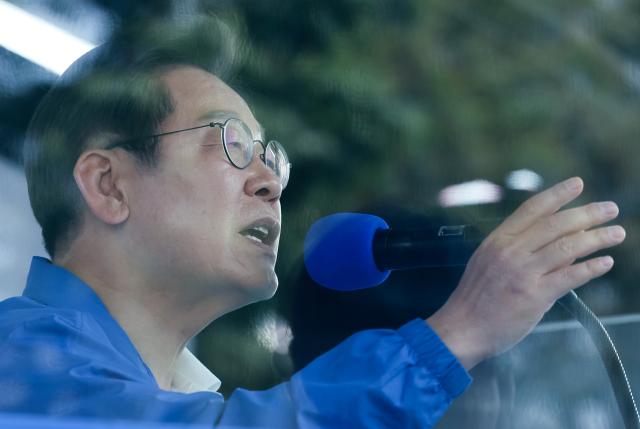 이재명 더불어민주당 대선 후보가 25일 충남 당진시 당진전통시장에서 열린 유세에서 시민들에게 지지를 호소하고 있다 사진연합뉴스