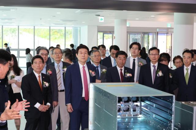 참석자들이 포항 AI 가속기센터에 전시된 AI서버B200를 둘러보고 있다 사진포항시