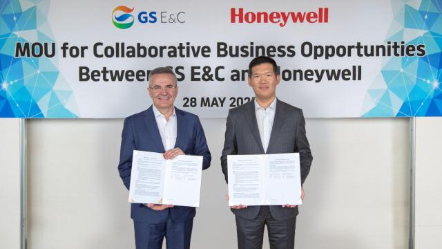 28일 허윤홍 GS건설 대표오른쪽와 Lucian Boldea루시안 볼데아 하니웰 IA CEO 왼쪽가 참석해 업무 협약을 체결하고 기념사진을 촬영하고 있다 사진GS건설