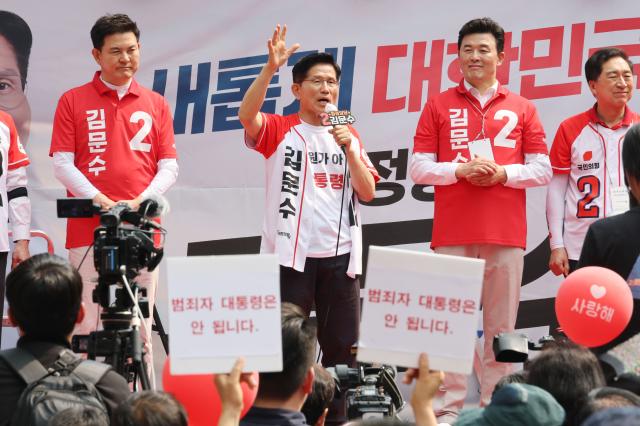 김문수 국민의힘 대선 후보가 28일 경남 양산시 이마트 양산점 앞에서 유세를 하고 있다 사진연합뉴스