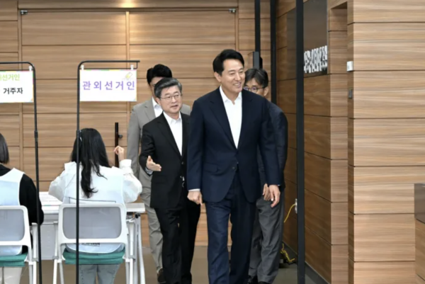 오세훈 서울시장이 28일 오전 ‘제21대 대통령선거 사전투표소’가 설치된 중구 신당누리센터를 찾아 투표소 준비상황을 점검하고 있다 사진서울시
