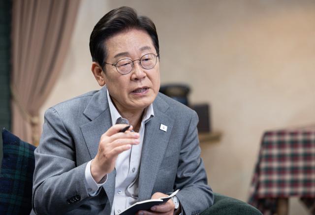 이재명 더불어민주당 대선 후보가 28일 서울 강남구의 한 스튜디오에서 열린 K-이니셔TV 1400만 개미와 한배 탔어요 유튜브 생방송에서 발언하고 있다 사진연합뉴스