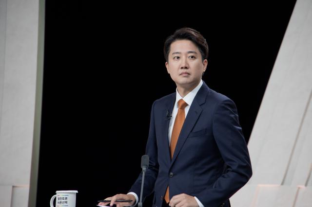 개혁신당 이준석 후보가 27일 서울 마포구 상암동 MBC 스튜디오에서 열린 정치 분야 TV토론회를 준비하고 있다사진연합뉴스