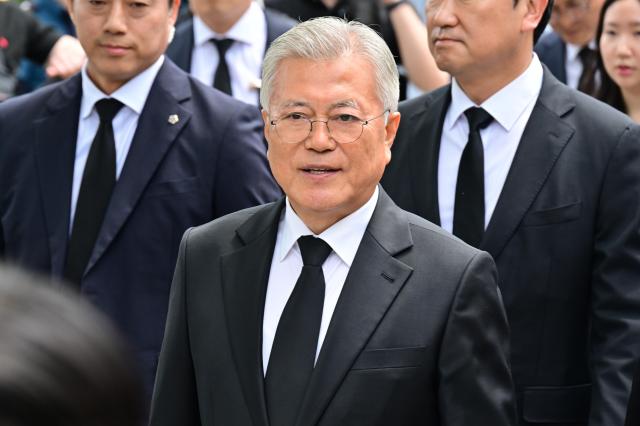 문재인 전 대통령이 지난 23일 경남 김해시 봉하마을에서 열린 고 노무현 전 대통령 16주기 추도식에 참석하고 있다 사진연합뉴스