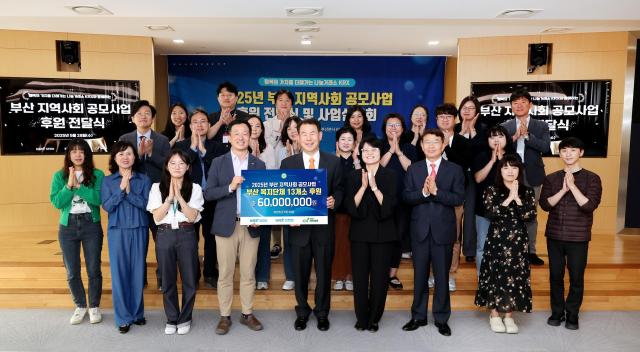 박찬욱 기아대책 본부장첫번째줄 왼쪽에서 네번째정은보 한국거래소 이사장첫번째줄 왼쪽에서 다섯번째이 복지단체 관계자들과 기념촬영을 하고 있다 사진한국거래소