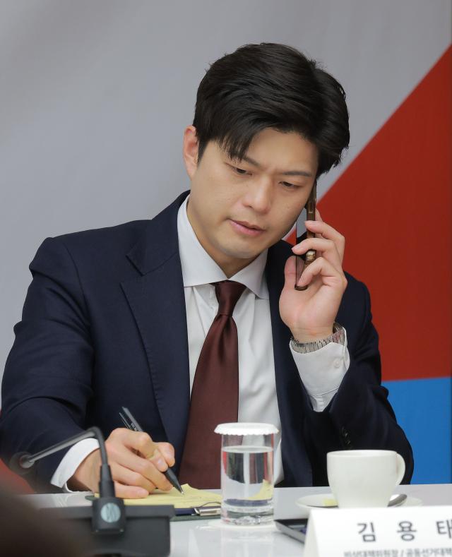 김용태 국민의힘 비상대책위원장이 22일 오전 서울 중구 대한상공회의소에서 열린 김문수 국민의힘 대선후보 경제5단체 간담회에서 통화를 하고 있다 20250522사진유대길 기자 dbeorlf123ajunewscom