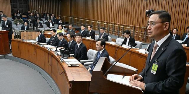 18일 국회에서 열린 정무위 전체회의 홈플러스·MBK 파트너스 및 삼부토건 관련 긴급 현안질의에서 금정호 신영증권 사장이 의원들의 질의에 답하고 있다 사진국회사진기자단