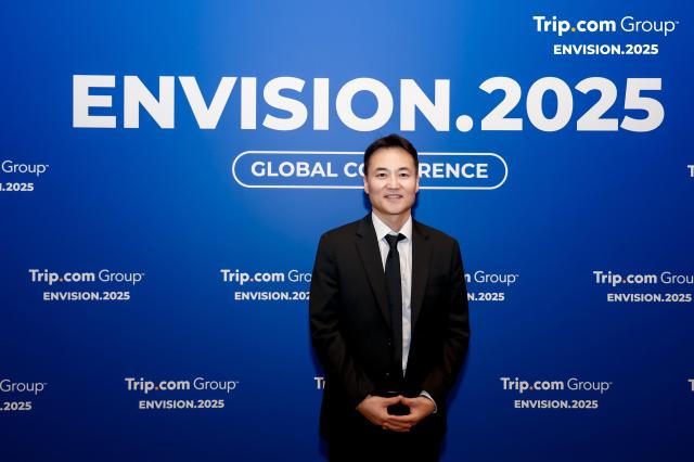 홍종민 트립닷컴 지사장이 26일 중국 상하이 오리엔탈 호텔에서 열린 인비전2025Envision2025 글로벌 컨퍼런스가 끝난 후 인터뷰에 앞서 사진촬영을 하고 있다 사진트립닷컴