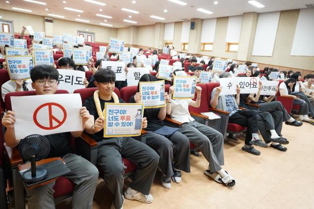28일 해남고등학교에서 학생들을 대상으로 선거의 중요성과 함께 유권자 권리 투표 방법 투표 시 주의사항 등을 설명하는 사전 교육이 진행됐다사진해남군