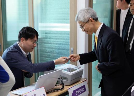 民主劳动党总统候选人权英国参与缺席投票
