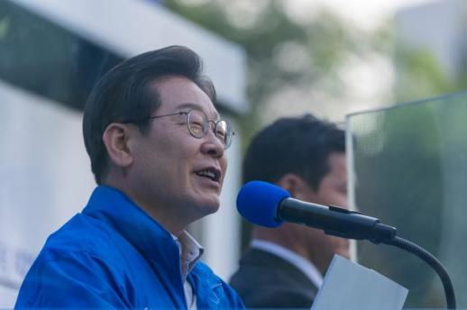 이재명, 사전투표 첫날 "모두 잘 사는 나라로 보답할 것…반드시 투표해달라"