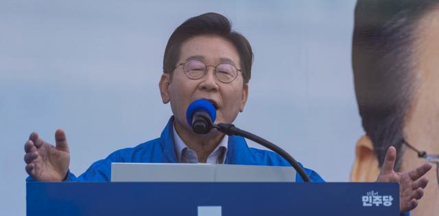 더불어민주당 이재명 대선후보가 28일 서울 왕십리역 광장에서 열린 성동구·동대문구 집중 유세에서 지지를 호소하는 연설을 하고 있다사진연합뉴스