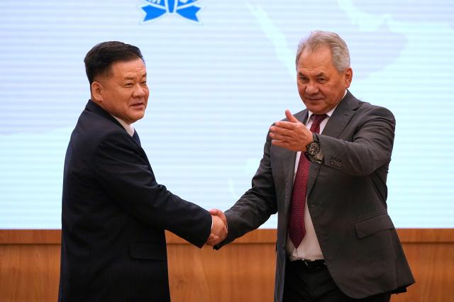 세르게이 쇼이구 러시아 국가안보회의 서기와 리창대 북한 국가보위상이 28일현지시간 모스크바에서 만나 인사하고 있다 사진AP·연합뉴스