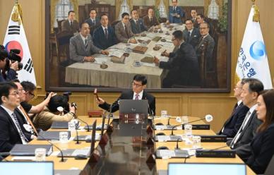 한은, 성장률 0.8%로 내렸다…경기 부양 위해 금리 0.25%p 인하