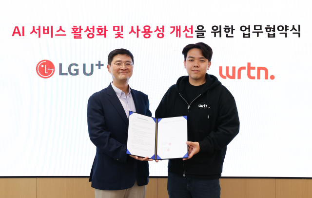지난 28일 서울 용산 LG유플러스 사옥에서 진행한 업무협약식에서 이재원 LG유플러스 컨슈머부문장왼쪽과 이세영 뤼튼 대표가 기념촬영을 하고 있다 사진LG유플러스