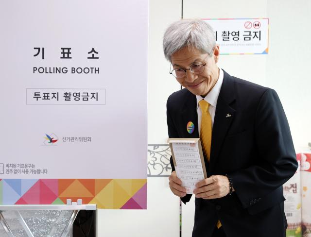 민주노동당 권영국 후보가 제21대 대통령선거 사전투표 첫날인 29일 오전 전남 여수시 주암마을회관에 마련된 사전투표소에서 투표하고 있다 사진연합뉴스