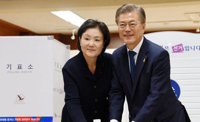 더불어민주당 문재인 대선후보와 부인 김정숙 씨가 제19대 대통령 선거일인 9일 서울 서대문구 홍은2동 제3투표소에서 투표하고 있다 201759 사진연합뉴스