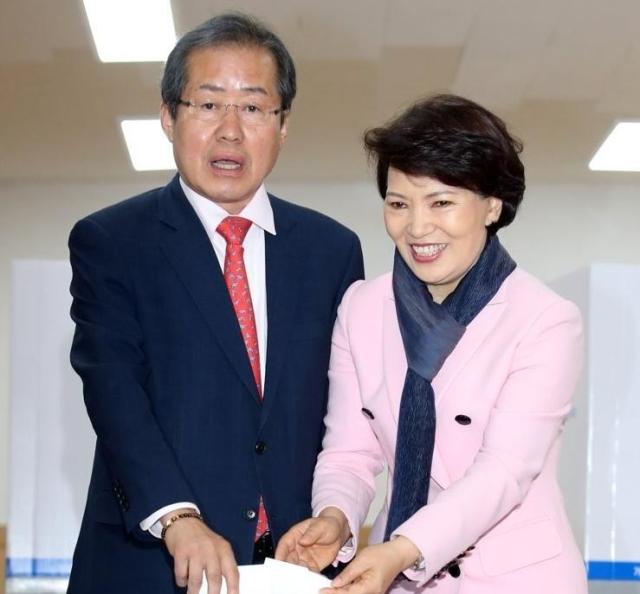 자유한국당 홍준표 대선후보가 9일 오전 서울 송파구 잠실동 송파문화원에 마련된 잠실7동 제1투표소에서 부인 이순삼 씨와 함께 투표하고 있다 201759 사진연합뉴스