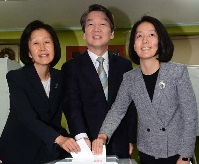 국민의당 안철수 대선 후보와 부인 김미경씨왼쪽 딸 설희씨오른쪽가 19대 대선 투표일인 9일 오전 서울 노원구 상계1동 제7투표소인 극동늘푸른아파트 경로당에서 투표하고 있다 201759 사진연합뉴스