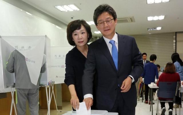 바른정당 유승민 대선후보가 제19대 대통령선거일인 9일 오전 대구시 동구 용계동 반야월농협 용계지점에서 부인 오선혜씨와 함께 투표하고 있다 201759 사진연합뉴스