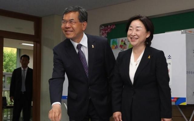 정의당 심상정 대선후보가 제19대 대통령선거일인 9일 경기도 고양시 신원초등학교에서 남편 이승배 씨와 함께 투표한 뒤 활짝 미소 짓고 있다 사진연합뉴스