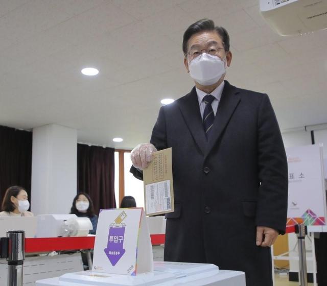 더불어민주당 이재명 대선 후보가 4일 오전 서울 중구 소공동 주민센터에 마련된 사전투표소에서 투표하고 있다 202234 사진국회사진기자단