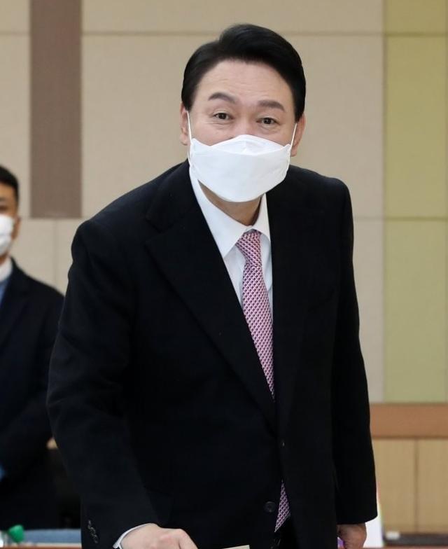 국민의힘 윤석열 대선 후보가 4일 부산 남구 대연동 부산남구청에 마련된 사전투표소를 찾아 투표하고 있다 202234 사진공동취재단