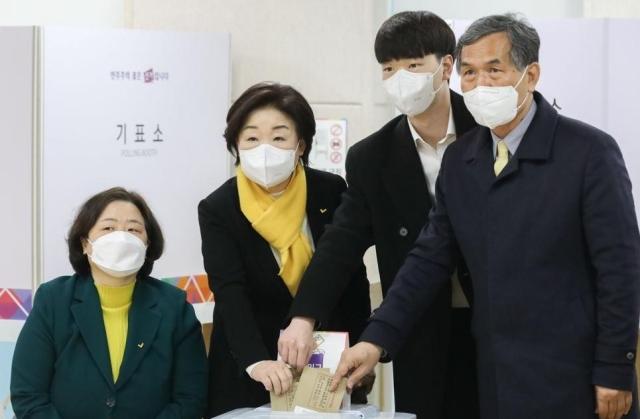 정의당 심상정 대선후보와 가족들이 4일 오전 서울 종로구 혜화동 주민센터 사전투표소에서 제20대 대통령 선거 사전투표를 하고 있다 202234 사진국회사진기자단