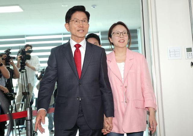 국민의힘 김문수 대선 후보가 21대 대통령선거 사전투표 첫날인 29일 인천 계양구 계양1동 주민센터에 마련된 사전투표소에서 딸 김동주 씨와 함께 투표를 위해 이동하고 있다. [사진=연합뉴스]