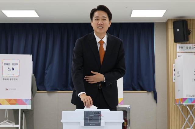 제21대 대통령선거 사전투표 첫날인 29일 경기도 화성시 동탄9동 행정복지센터에 마련된 투표소에서 개혁신당 이준석 대선후보가 투표하고 있다 2025529 사진공동취재단