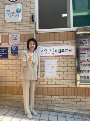 이재명 더불어민주당 대선 후보의 부인인 김혜경 여사가 29일 오전 10시께 부산서 사전투표를 하고 있다 사진민주당 선대위 제공