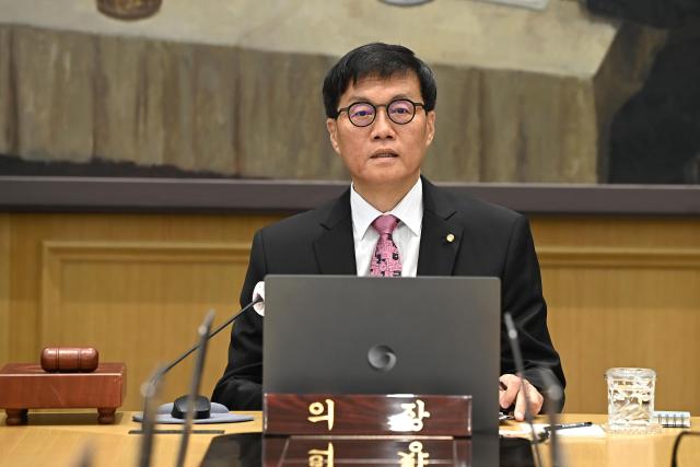 이창용 한국은행 총재가 29일 서울 중구 한국은행에서 열린 금융통화위원회를 주재하고 있다 사진사진공동취재단