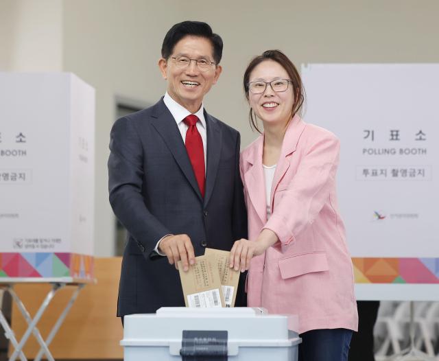 [포토] 딸과 함께 사전투표하는 국민의힘 김문수 후보