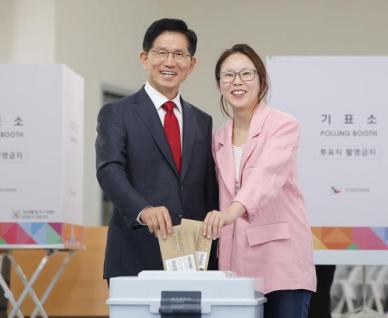 [포토] 딸과 함께 사전투표하는 국민의힘 김문수 후보