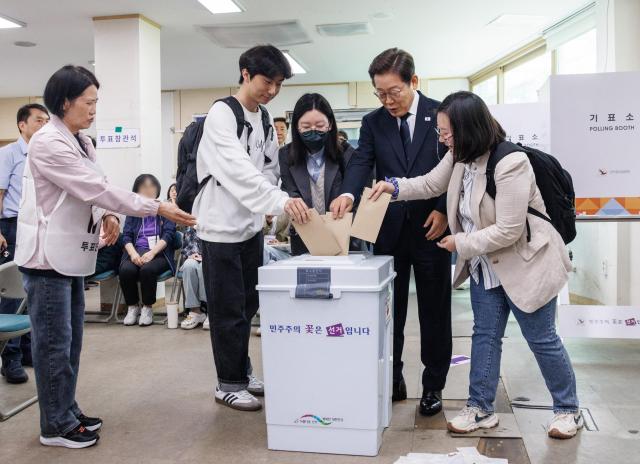 [포토] 청년들과 사전투표하는 이재명 후보