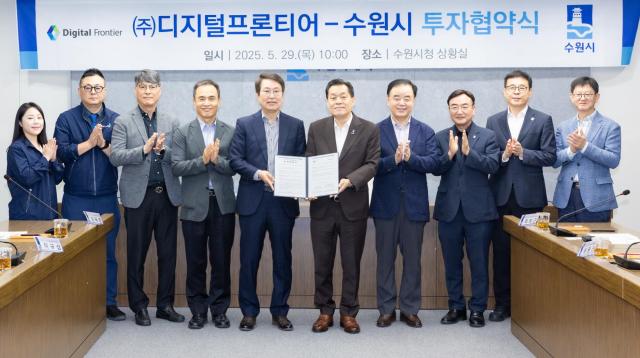 이재준 시장가운데이 협약식 참석자들과 함께하고 있다사진수원시