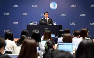 [포토] 이창용 한은총재, 금리 인하, 금통위원 전원 만장일치