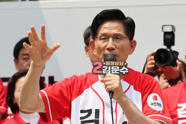 김문수 국민의힘 대선 후보가 29일 인천 부평구 부평문화의거리에서 유권자들에게 지지를 호소하고 있다 사진연합뉴스