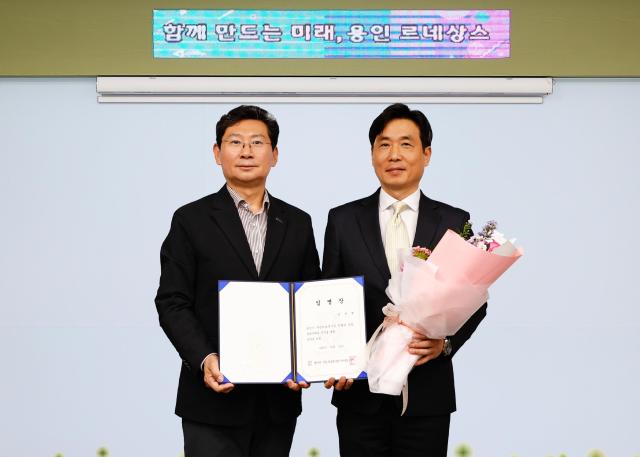 이상일 시장왼쪽이 김진형 초대 단장에게