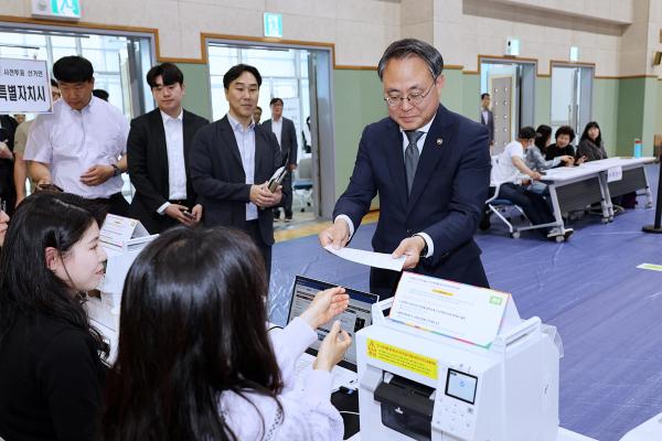 고기동 행정안전부 장관 직무대행이 29일 오전 세종특별자치시 어진동 복합커뮤니티센터에 설치된 사전투표소에서 제21대 대통령선거 사전투표에 참여하고 있다 사진행정안전부